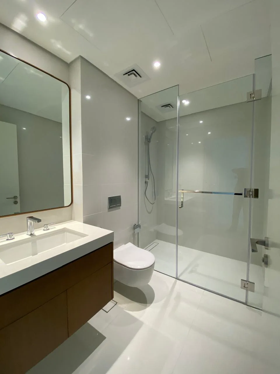 Bedroom one en suite bathroom